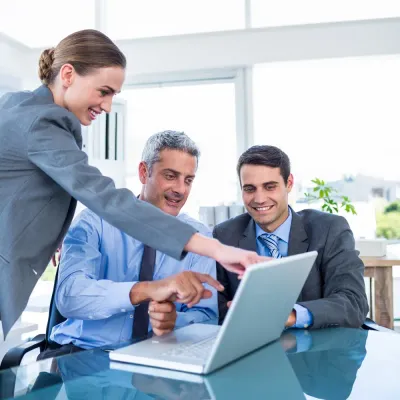 Equipo de una empresa revisando resultados de negocio en una laptop