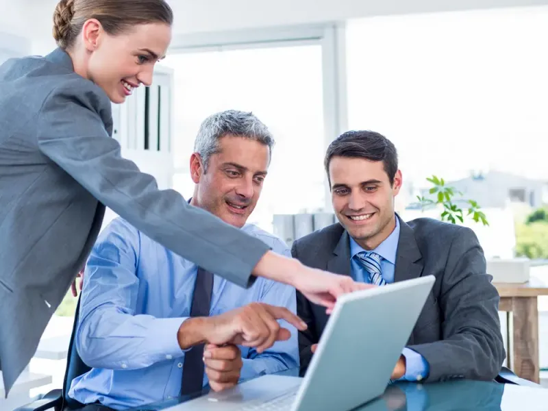 Equipo de una empresa revisando resultados de negocio en una laptop